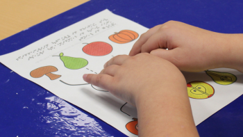 Leerling leest voelbare tekening herfst