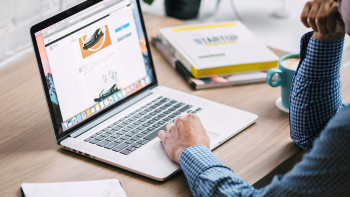 opengeklapte laptop met tekst en beeld op het scherm