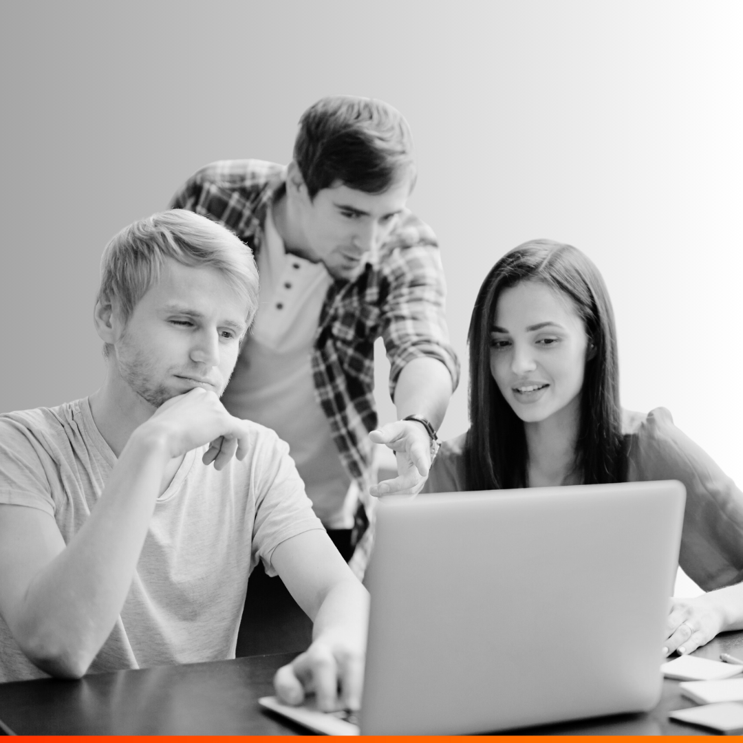 team collega's aan het werk_laptop