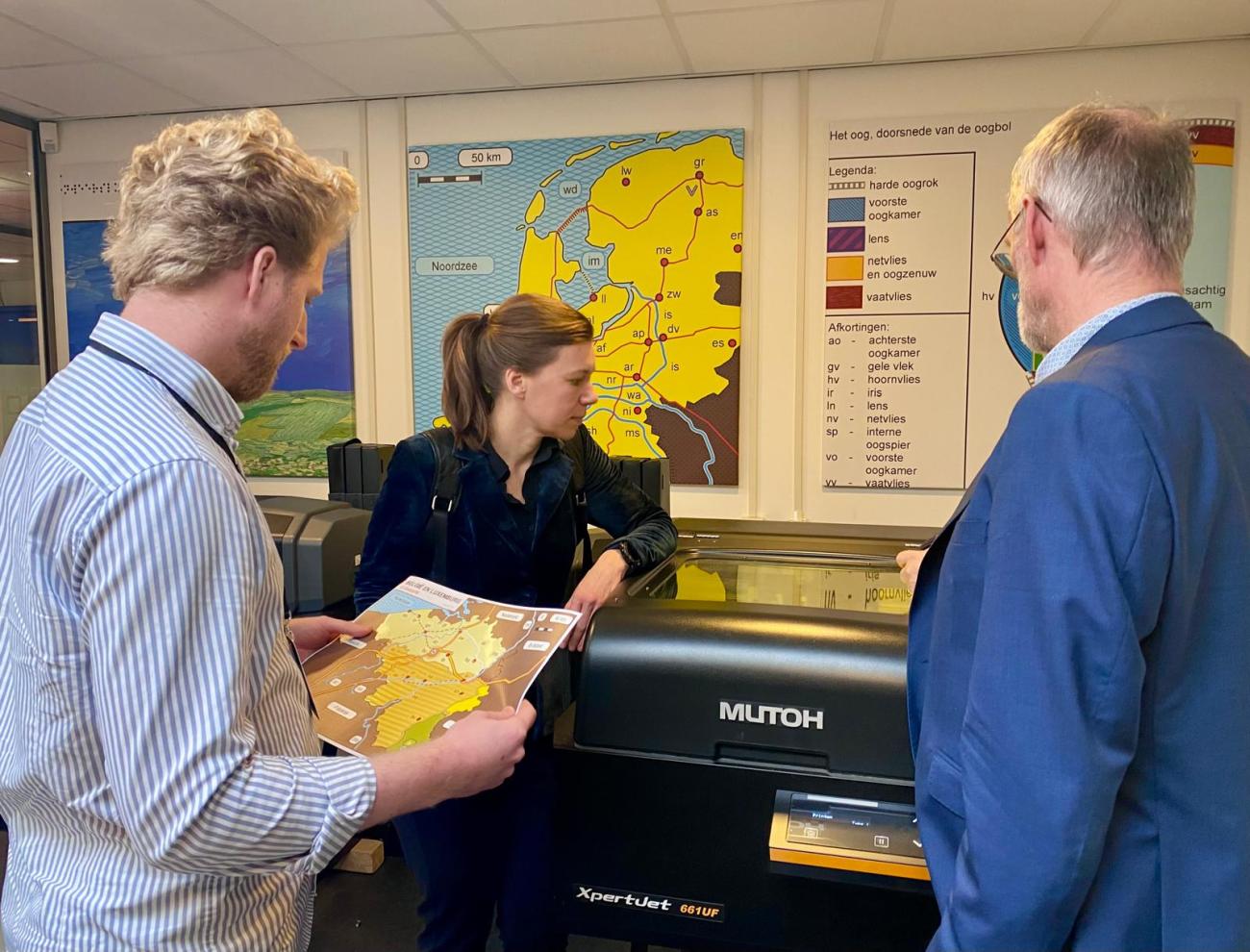 enkele uitgevers bekijken de tactiele producten van Dedicon